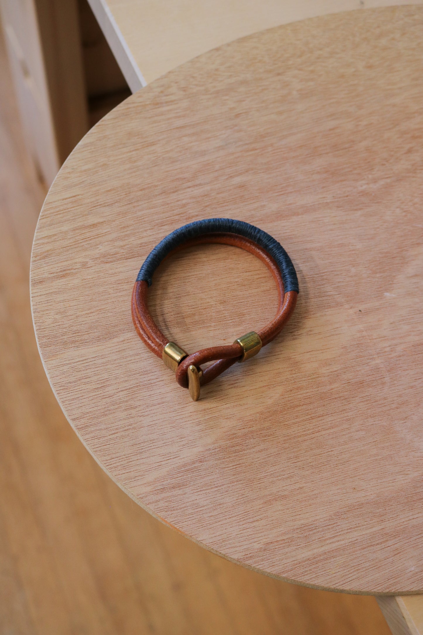 [MISFIT/SAMPLE] Leather Bracelet | TAN + INDIGO THREAD + SILVER T-CLASP