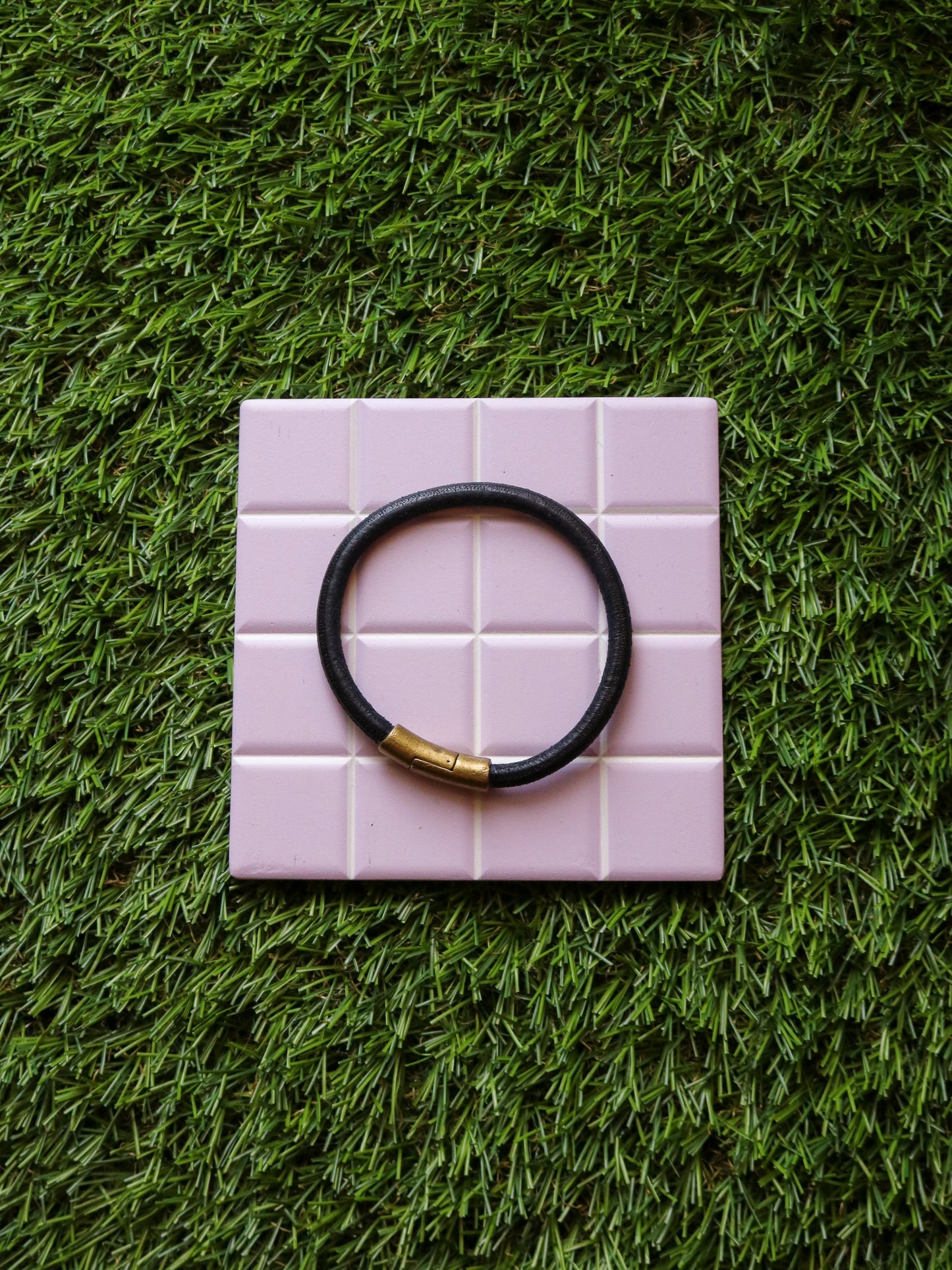 [MISFIT/SAMPLE] Friendship Leather Bracelet | 8" INDIGO DIPPED NATURAL + BRASS MAGNETIC CLASP